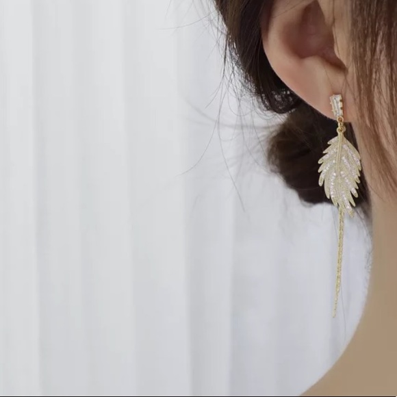 Gold plated tassels feathers 🪶 earrings - Picture 3 of 5